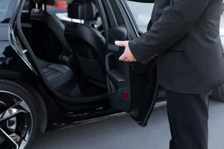 Top 5 Reasons to Hire a Taxi in Camberley for Shopping Trips